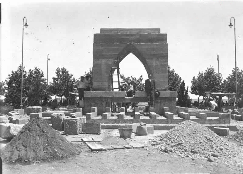 Onur Anıtı kaidesinin inşaat çalışmaları