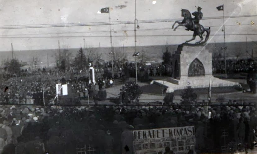 Onur Anıtı'nın açılış töreninde çekilmiş bir fotoğraf.